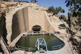 Image du Maroc Professionnelle de  Le tunel du Barrage Machraa Hamadi dont la capacité est de 42 Millions de m3, est construit sur l'Oued Moulouya, il permet, depuis 1956, d'approvisionner la région et d'irriguer les terres de cultures, ce barrage fournit en eau potable les ville de Nador, Oujda, il permet également l'approvisionnement des centre de Taourirte et El Aïoun Sidi Mellouk. Samedi 1er octobre 2005. (Photo / Abdeljalil Bounhar) 